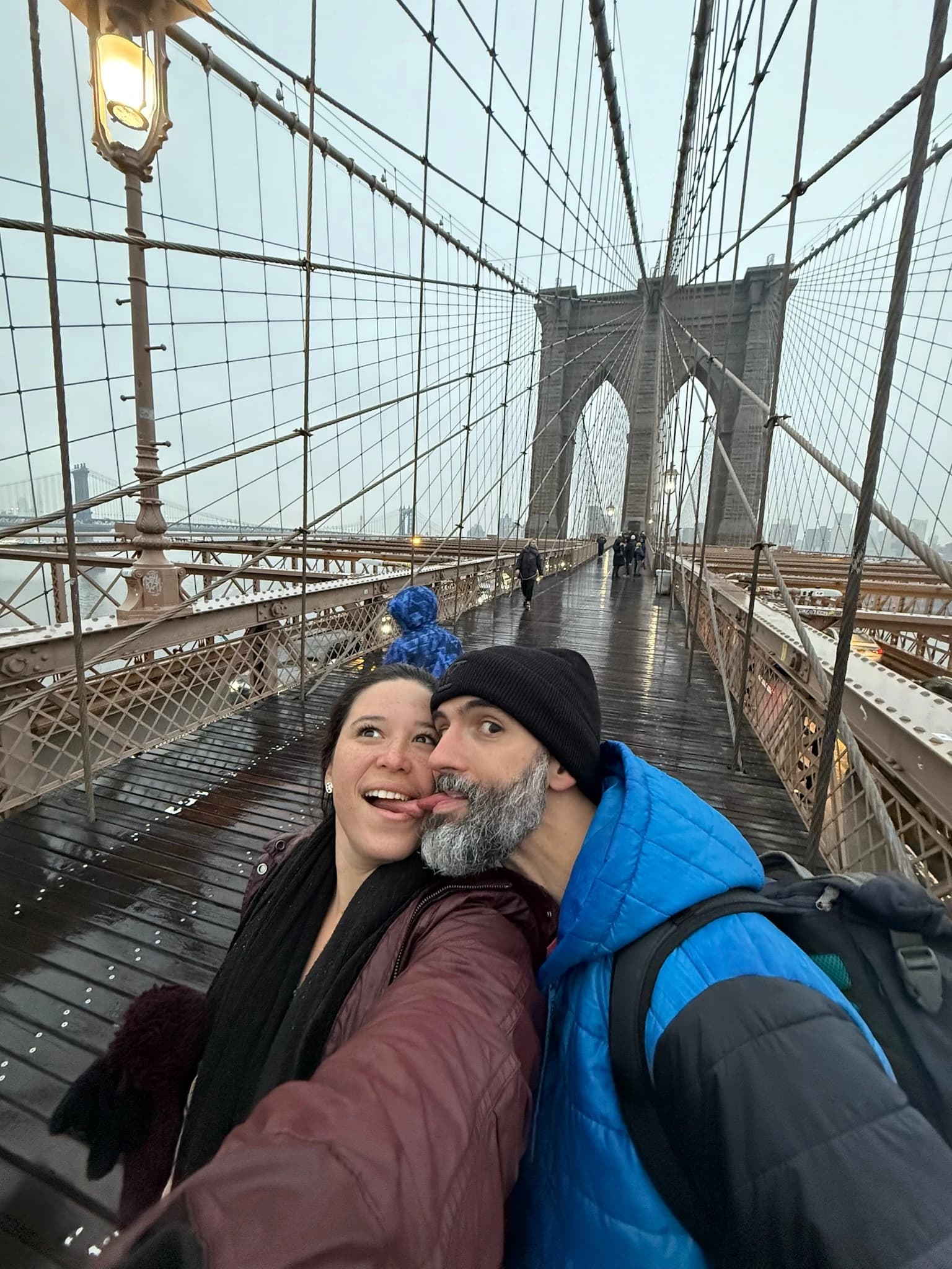 Sweet kiss on the Brooklyn Bridge